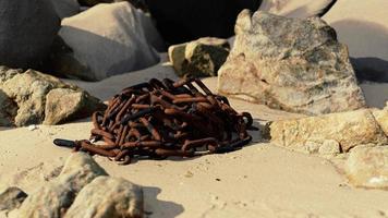 vecchia catena arrugginita nella sabbia foto