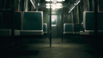 Il vagone della metropolitana è vuoto a causa dell'epidemia di coronavirus in città foto