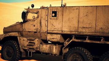 camion militare blindato nel deserto foto