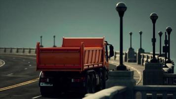 grande camion sul ponte foto