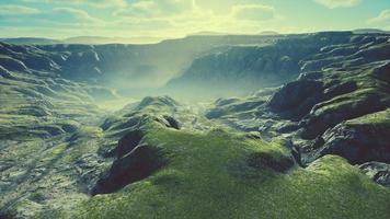 paesaggio con montagne ed erba gialla secca in Nuova Zelanda foto