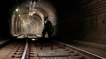 donna post-apocalittica nel tunnel della metropolitana foto