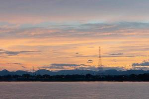 paesaggio del confine del laos con il fiume mekong dal confine tailandese all'alba foto