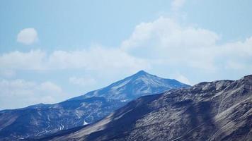 veduta aerea delle montagne con ghiacciaio foto