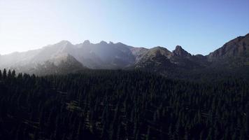 veduta aerea delle montagne rocciose canadesi foto