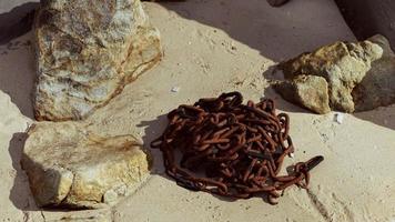 vecchia catena arrugginita nella sabbia foto