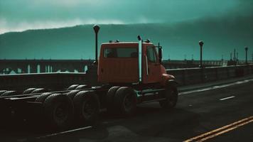 grande camion sul ponte foto