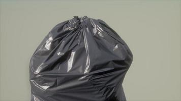 primo piano di un sacchetto di plastica per i rifiuti foto
