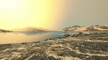 costa dell'Antartide con pietre e ghiaccio foto