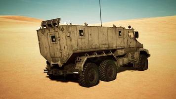 camion militare blindato nel deserto foto