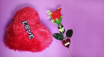 cuore con sfondo di fiori di rosa per il post di san valentino foto