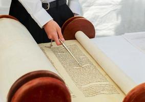 Mano del ragazzo che legge la torah ebraica al bar mitzvah 5 settembre 2016 usa foto