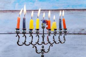 hanukkah menorah con candele e dreidel d'argento. foto