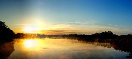 mattina presto sul fiume foto