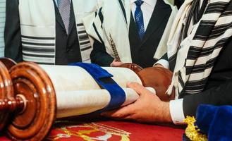 mano del ragazzo che legge la torah ebraica al bar mitzvah foto