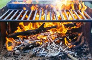 carbone che brucia nel barbecue o sullo sfondo della cornice. foto