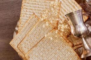 natura morta di pesach con vino e pane pasquale ebraico matzoh foto