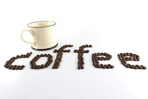chicchi di caffè isolare su sfondo bianco foto