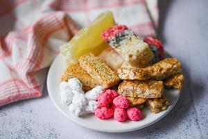 dessert cinesi, snack mix noci caramelle dolci zucchero noci a fette semi di sesamo fagioli ricoperti grani riso soffiato melone invernale candito, tailandese e cinese rispettano dio nel festival del capodanno cinese foto