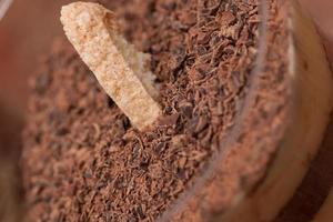 biscotti con gocce di cioccolato in un bicchiere foto