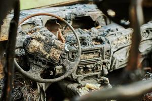 primo piano dell'interno dell'auto bruciato, veicolo a motore danneggiato da incendio del veicolo, incendio dell'auto foto