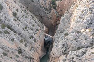 vista sul sentiero di montagna più pericoloso d'Europa chiamato Caminito del Rey in Spagna foto