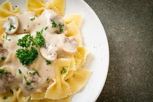 farfalle con salsa di panna bianca ai funghi foto