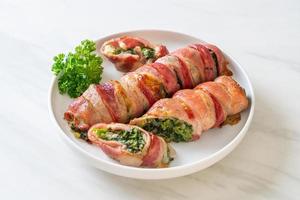 pancetta al forno ripieni di spinaci e formaggio foto