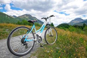 una bici da turismo si ferma su una strada sterrata in montagna foto