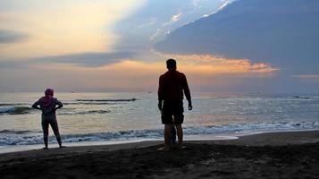 .il pomeriggio girovagando per la spiaggia foto