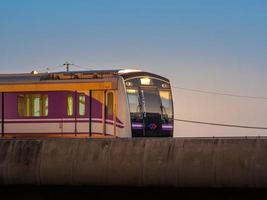 mrt linea viola sky train la sera a bang yai, nonthaburi thailandia. foto