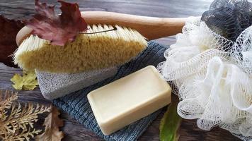 un asciugamano, sapone, pietra pomice e una spazzola per le cure termali nella sauna. accessori per il bagno. foto