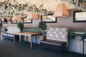 tavolo in legno vuoto con decorazione vegetale sul muro foto