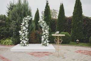 arco di nozze di fiori foto