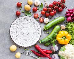 piatto vuoto e verdure fresche foto