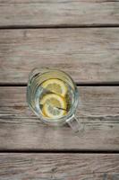 brocca di limonata con limone foto