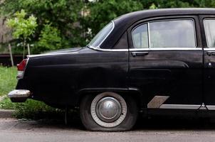 vecchia automobile nera foto