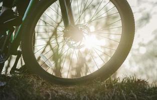 primo piano di una ruota di mountain bike foto