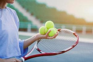 mani che tengono la racchetta da tennis foto