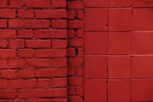 muro di mattoni dipinto di rosso foto