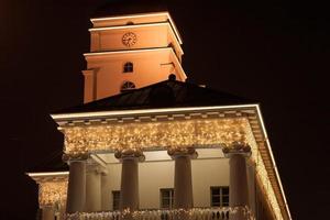 edificio europeo decorato con luci di natale foto