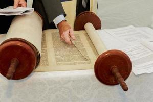 Mano del ragazzo che legge la torah ebraica al bar mitzvah 5 settembre 2016 usa foto