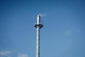 torre di fumo della fabbrica industriale foto