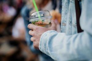 l'uomo tiene un bicchiere di mojito foto