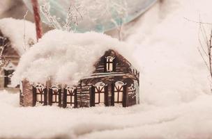 casa in miniatura di natale con la neve. foto