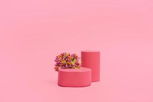 podio rosa per cosmetici o prodotti con fiori e cuori su sfondo rosa. biglietto di auguri, spazio per la copia del primo piano foto