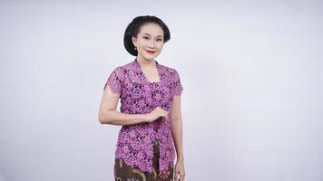 bellezza in kebaya carino sorridente sembra elegante isolato su sfondo bianco foto