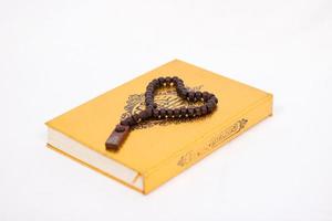 amo il libro sacro quran e tasbih isolati su sfondo bianco foto