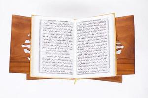 amo il santo quran da leggere isolato su sfondo bianco foto