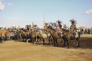 un cavaliere uomo con cappello tradizionale tilangga a cavallo pronto a correre la cultura dall'isola di rote, nusa tenggara orientale, indonesia. rote, indonesia - 23 marzo 2020 foto